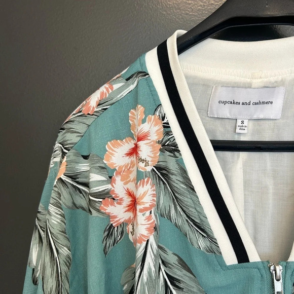 Cupcakes and Cashmere floral lined bomber deep V neck S excellent condition - Picture 2 of 8